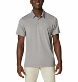 Polo de hombre Columbia Tech Trail, color blanco, de manga corta, con logo bordado en el pecho. Confeccionada en tejido hidroabsorbente Omni-Wick™ con elastano.