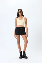 Minifalda negra de denim con cinturón y bolsillos laterales.