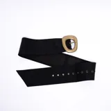 Cinturón ancho de color negro con hebilla cuadrada dorada y múltiples ojales metálicos.