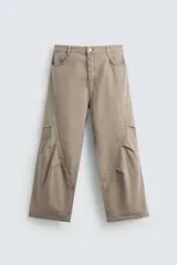 Pantalón de jean color beige, corte holgado y amplio en toda la pierna, tiro medio, tejido rígido, cinco bolsillos, efecto lavado y detalle de pinzas en perneras.