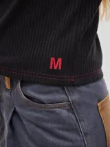 Remera gris de tejido acanalado, cuello redondo y corte crop.