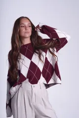 Sweater con diseño de rombos en tejido de punto, color borgoña y blanco, con mangas largas y corte holgado.