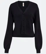 Chaqueta corta de punto color negro, con escote en V, manga larga abullonada, sisa desplazada, abotonado frontal total con botones forrados y puños acanalados.