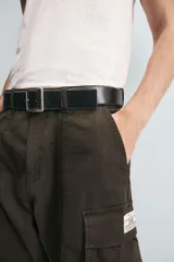 Bermuda cargo de algodón color marrón oscuro, tiro medio, corte regular, con bolsillos laterales de parche con solapa y bolsillos traseros de vivo.