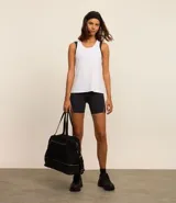 Musculosa deportiva roja de microfibra con perforaciones y espalda estilo nadador.