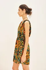 Vestido corto con estampado animal print en tonos naranja, negro y verde. Tiene escote en V, cintura elastizada y bolsillos laterales.