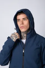 Campera azul con capucha, cierre frontal y bolsillos laterales con cierre.