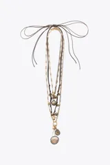 Set de tres collares de diferentes largos, con cadenas doradas y plateadas, cordón de cuero marrón y dijes de monedas, corazones, perlas y cuentas de cristal.