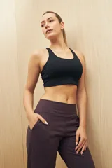 Pantalón babucha elastizado color azul con tiro alto, faja ancha en la cintura, puños en los tobillos y bolsillos laterales.