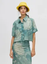 Falda larga hasta los tobillos con estampado abstracto en tonos celeste y beige. Presenta un corte recto y una abertura lateral con cordones ajustables.