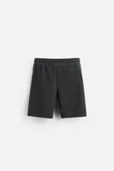 Bermuda negra de corte relaxed fit, con cintura elástica ajustable con cordón, bolsillos frontales y bolsillo trasero de parche.