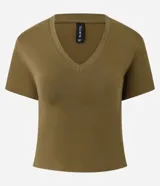 Blusa blanca de algodón con elastano, de corte regular, escote en V y mangas cortas.