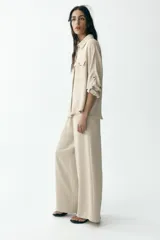 Pantalón marrón de tiro alto con cintura elástica y pierna ancha.
