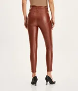 Pantalón skinny de sarga color marrón con textura resinada, cintura alta, trabillas para cinturón y bolsillos.