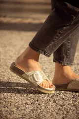 Sandalia Kiko's con base de corcho, tira ancha con estampado croco color dorado y hebilla metálica plateada.