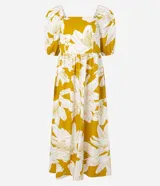 Vestido midi de tricolina con estampado floral en tonos amarillo y blanco. Tiene escote cuadrado, mangas abullonadas cortas, lastex en la espalda y recorte fruncido en la cintura.