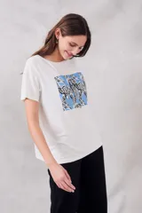 Remerón blanco de viscosa con estampado abstracto en tonos celeste y negro.