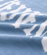 Remera masculina de algodón color azul, con corte boxy, cuello redondo y mangas cortas. Presenta una estampa frontal con la palabra "Revenge" en tipografía gótica.