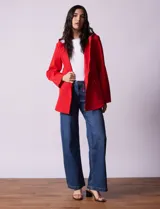 Campera impermeable azul con cierre central, bolsillos delanteros y lazo de ajuste en la cintura. Tiene avíos metálicos plateados y cierre oculto en la espalda para autoguardado.