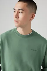 Buzo de frisa verde con cuello redondo y logo de Levi's bordado en el pecho.