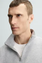 Sudadera azul marino de cuello alto con cierre frontal de cremallera, corte relaxed fit, manga larga y terminaciones en rib.