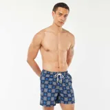 Short de baño azul con estampado de mosaicos blancos y azules.