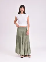 Falda larga verde oliva con cintura elastizada y diseño escalonado.
