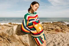 Short tejido y bordado a mano, con rayas verticales de colores.