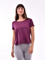 Remera color púrpura de corte clásico y mangas cortas.