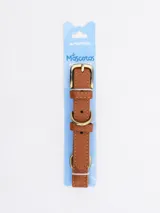 Collar marrón ajustable para perro, con interior acolchado y hebilla metálica.