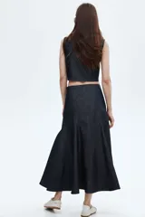 Pollera tobillera de denim de algodón rígido, color azul oscuro, con corte acampanado y cintura clásica con cierre oculto lateral.