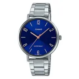 Reloj Casio plateado con esfera azul y números arábigos.