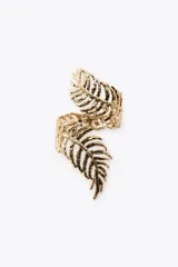 Pulsera rígida dorada con forma de hoja de areca en relieve.