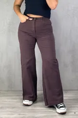 Pantalón jean de tiro alto color chocolate, corte wide leg con costuras diagonales en la rodilla y bolsillos delanteros y traseros.