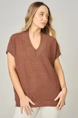 Remerón color chocolate con lurex, escote en V y mangas cortas.