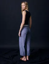 Pantalón de lino marca Zac & Rachel, color azul con textura. Tiene pretina con pasadores, cierre y botón. Incluye cinto de cordones. Cuenta con bolsillos delanteros con botones y dos bolsillos traseros.