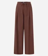 Pantalón wide leg color marrón chocolate, de corte sastrero con cintura elástica y lazo ajustable.