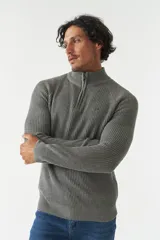 Sweater básico color beige de punto acanalado, con medio cierre frontal, cuello alto y logo bordado en el pecho.