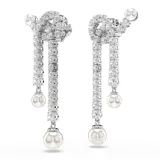 Par de aros colgantes con forma de nudo, engarzados con circonitas blancas y adornados con perlas de cristal blancas en los extremos.