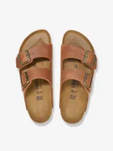 Sandalias Birkenstock modelo Arizona, color coñac, con dos correas ajustables de cuero engrasado, plantilla anatómica de corcho y látex cubierta de ante, y suela de EVA.