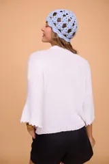 Gorro tipo casquete tejido a crochet color marrón.