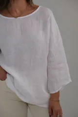 Blusa blanca de lino con mangas 3/4 y escote redondo.