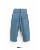 Pantalón de jean celeste, corte ancho y tiro alto.