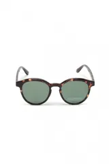 Lentes de sol con montura negra y lentes marrones con protección UV.