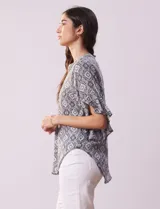 Blusa de gasa estampada marca Ruby Rd, con cuello a la base, abertura central con botones y manga amplia con volados.