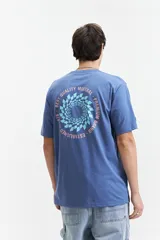 Remera azul con estampado circular en la espalda con texto alrededor.