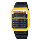 Reloj digital Casio con carcasa de resina amarilla y correa de resina negra. Presenta una pantalla digital con hora, día de la semana y segundos, y un panel inferior con botones funcionales que simulan un teclado numérico y controles de cronómetro, con gráficos alusivos al videojuego Pac-Man.