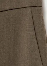 Pantalón de vestir marrón, de tiro medio y corte acampanado.