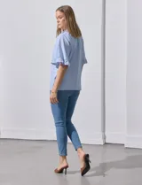Blusa celeste con rayas verticales blancas, escote redondo con cordón ajustable y mangas cortas con volados.