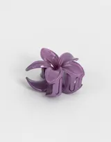 Broche para el pelo con forma de flor de cinco pétalos color lila.